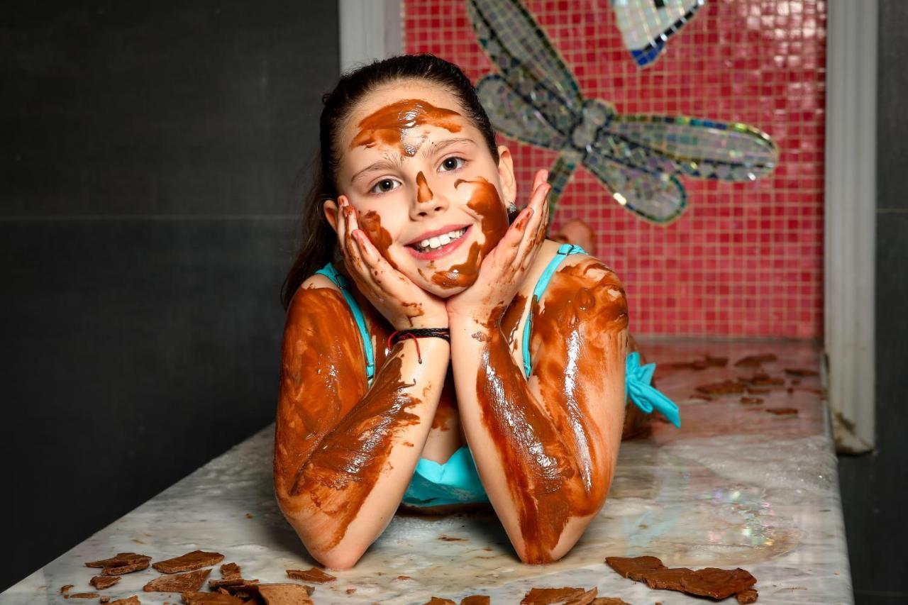 Hotel Arte Spa & Park Велинград Экстерьер фото A woman covered in chocolate